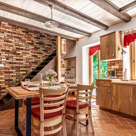 House By The Stream - Happy Rentals Avce Екстериор снимка