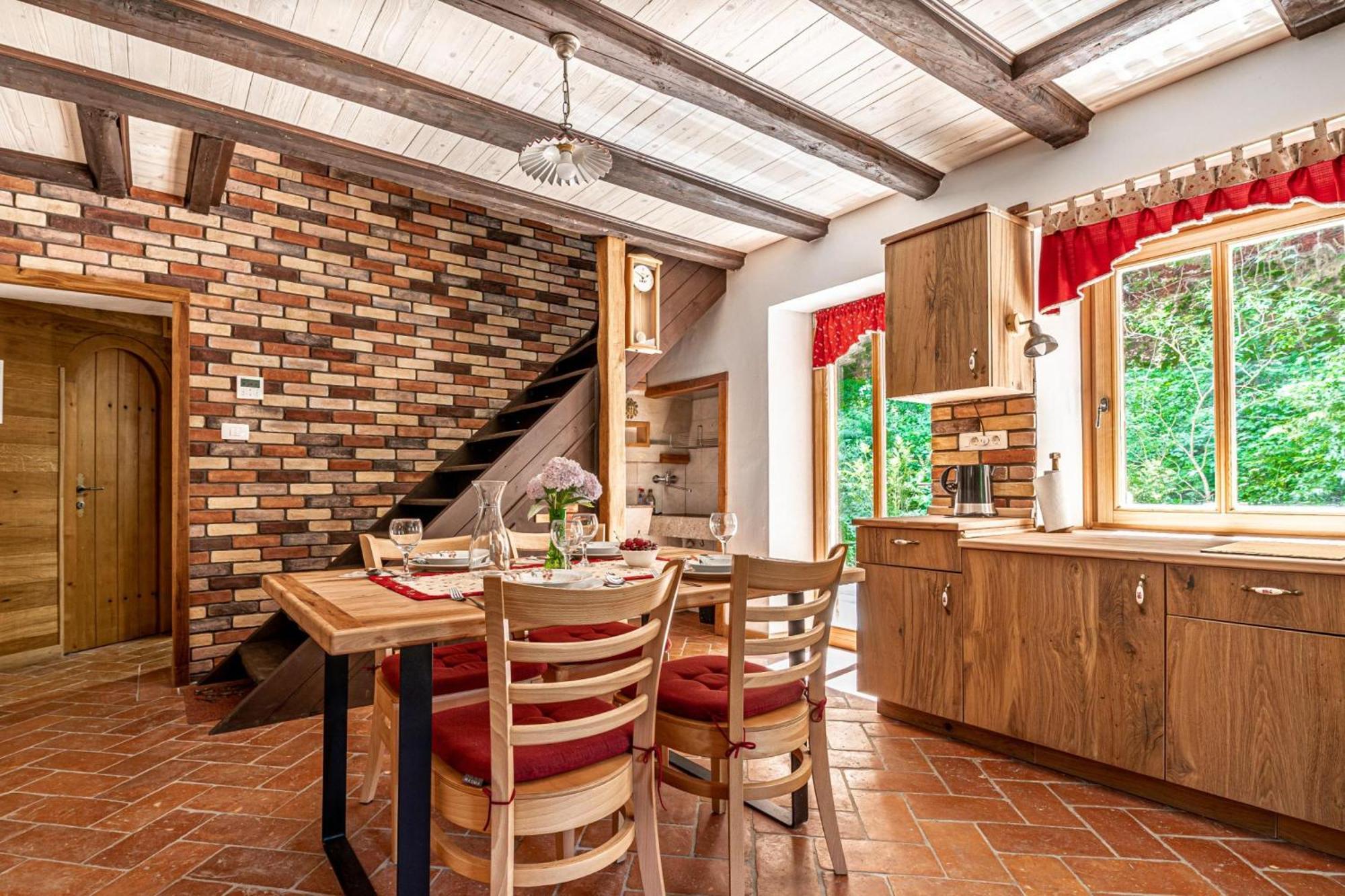 House By The Stream - Happy Rentals Avce Екстериор снимка