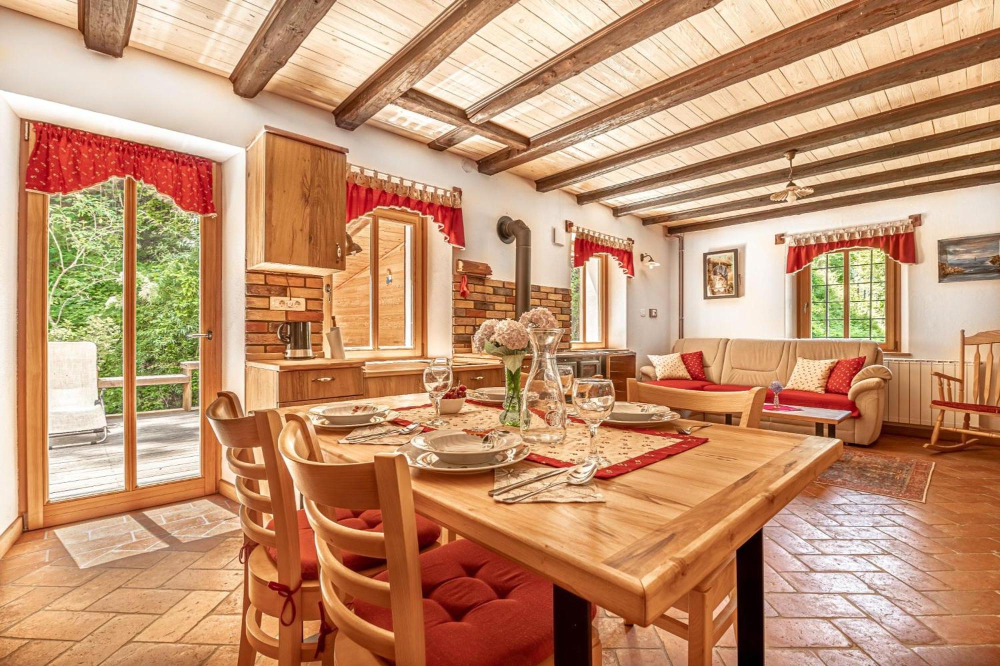 House By The Stream - Happy Rentals Avce Екстериор снимка